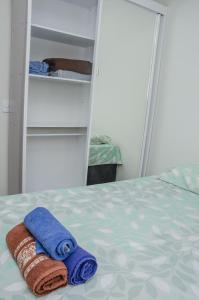 a pair of towels sitting on top of a bed at Apto 2 qts, wifi, netflix, metrô próximo in Brasília