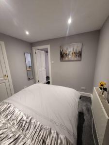 1 dormitorio con 1 cama y una pintura en la pared en 2 Kilkerran Road, en Campbeltown