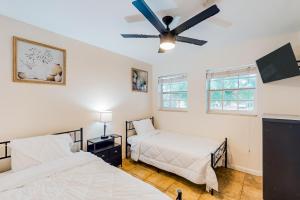 1 dormitorio con 2 camas y ventilador de techo en Miami Gardens Getaway, en Miami Gardens