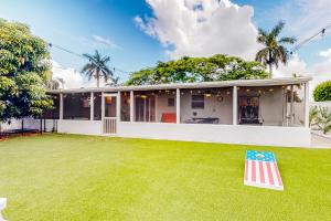 una casa con una bandera americana en el patio en Miami Gardens Getaway, en Miami Gardens