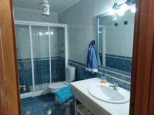 Un baño con lavabo, inodoro y espejo. en Chalet urbano en Salamanca, en Santa Marta de Tormes 13 fotos más