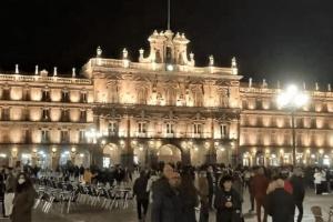 un grand bâtiment avec des personnes qui marchent devant lui dans l'établissement Chalet urbano en Salamanca, à Santa Marta de Tormes