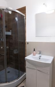 W łazience znajduje się umywalka i prysznic. w obiekcie ClickTheFlat Aleje Niepodległości Center Apart Rooms w Warszawie