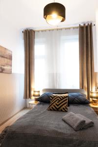 Łóżko lub łóżka w pokoju w obiekcie ClickTheFlat Aleje Niepodległości Center Apart Rooms