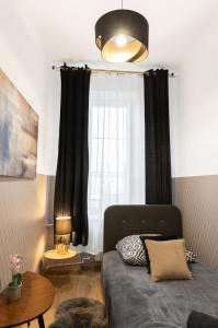 sypialnia z łóżkiem i oknem w obiekcie ClickTheFlat Aleje Niepodległości Center Apart Rooms w Warszawie