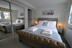 1 dormitorio con 1 cama grande y toallas. en The Old Stables- charming cottage Crail en Crail