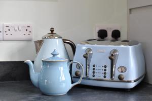 a tea kettle and a toaster on a counter at The Old Stables- charming cottage Crail in Crail