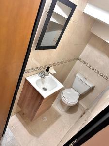 a bathroom with a sink and a toilet at Habitación VIP in Ibagué