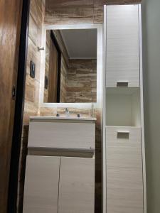 a bathroom with a sink and a mirror at Quinta Los Pinos Paraná in Paraná