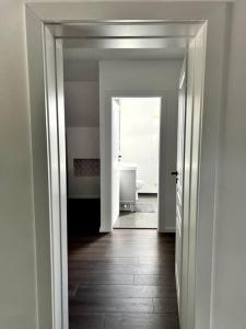 an empty hallway with a door leading to a bathroom at Forest Lux in TÄƒuÅ£ii MÄƒgheruÅŸ