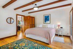 a bedroom with a bed in a room at Taylor Made Cottage in Bodega Bay