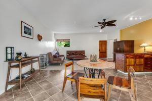 sala de estar con mesa y sillas en The Aloha Villa - 30-Night Minimum, en Honokaa