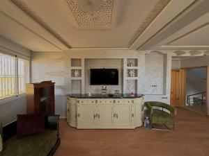 Televiisor ja/või meelelahutuskeskus majutusasutuses Villa avec vue sur mer