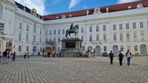 a building with a statue of a horse in front of it at Elegance Studios in Vienna