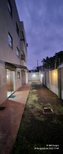 DOURADOS GUEST FLAT PEDRA BONITA في دورادوس: ساحة فارغة لمبنى في الليل
