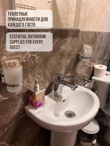 łazienka z białą umywalką i toaletą w obiekcie Solo apartments w mieście Ureki