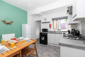 NormanbyにあるThe Normanby!の木製のテーブルとダイニングルームのあるキッチン +33枚の写真