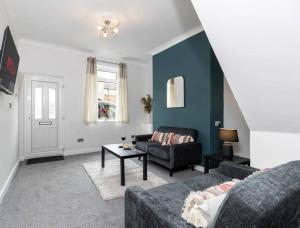 NormanbyにあるThe Normanby!のソファとテーブルのあるリビングルーム