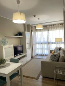 马德里Acogedor apartamento的客厅里有一张沙发和一张桌子。