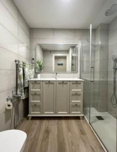 马德里Acogedor apartamento的浴室配有洗手池和淋浴 更多4张照片