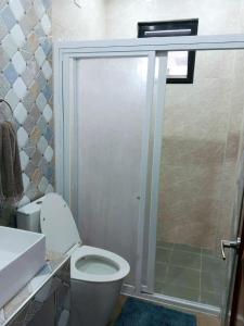 W łazience znajduje się prysznic, toaleta i umywalka. w obiekcie Baladad Transient House w mieście San Fernando