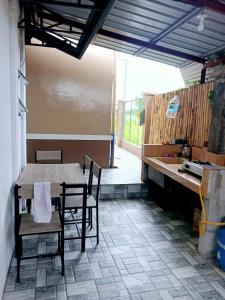 una mesa y sillas en una cocina con mesa y barra en Baladad Transient House, en San Fernando