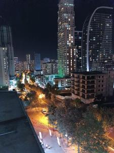 - une vue sur la ville la nuit avec des lumières dans l'établissement البيت المثالي, à Kırac