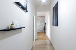 Un televizor și/sau centru de divertisment la Oasi urbana near Osteria Francesana +16 fotografii