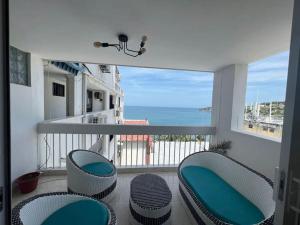 un balcon avec deux chaises et une vue sur l'océan dans l'établissement Lujoso, frente a la playa, con terraza y vista al mar ., à Santa Marta