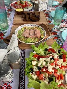 una mesa cubierta con platos de comida y hortalizas en Hotel Tys, en Dilove