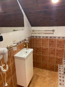 Koupelna v ubytování Hotel Tys + 37 fotografií