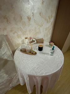 une table avec un chiffon de table blanc dans l'établissement Casa Alpin Videle, à Videle