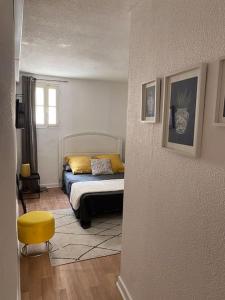 En eller flere senger på et rom på T2/3 centre ville au pied du Castillet