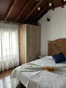 Un dormitorio con una cama con flores. en Tradicional Casa Canaria con piscina y vistas al Teide, en Icod de los Vinos