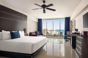 Postel nebo postele na pokoji v ubytování Seadust Cancun Family Resort - All Inclusive