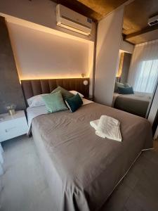 1 dormitorio con 1 cama grande en una habitación en Departamento Moderno ,Torre Blue, Barrio Sur Tucumán en San Miguel de Tucumán