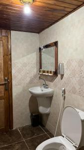 La salle de bains est pourvue de toilettes et d'un lavabo. dans l'établissement SUN LUXURY CAMP &Tour, à Wadi Rum