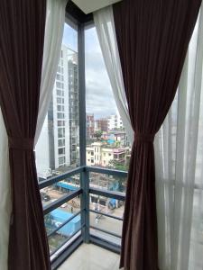 una vista dalla finestra di una camera d'albergo di White Park Hotel & Suites a Chittagong