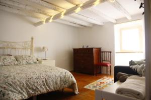 1 dormitorio con 1 cama y vestidor en Casa de la Libelula, en Astudillo