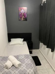- une chambre avec un lit et une photo sur le mur dans l'établissement Loft moderno próximo Aeroporto e UPF, à Passo Fundo