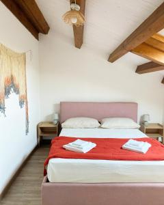 een slaapkamer met een bed met een rode deken bij Mondello Apartment in Mondello