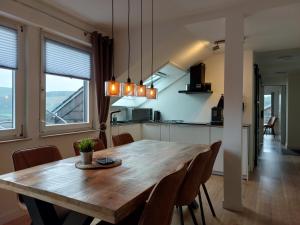 eine Küche und ein Esszimmer mit einem Holztisch und Stühlen in der Unterkunft Ferienwohnung Südhang in Winterberg