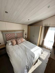 een slaapkamer met een groot bed in een kamer bij Luxury 6-8 Berth Lodge in New Milton