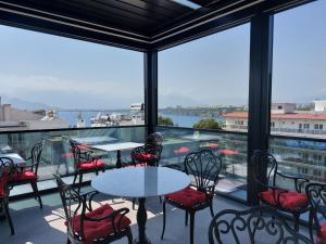 d'un balcon avec des tables et des chaises et une vue sur l'eau. dans l'établissement İn The Middle Hotel, à Antalya