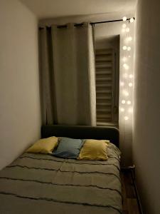 Dormitorio con cama con espejo y luces en Luff Gdynia Morska, en Gdynia