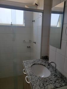 y baño con lavabo y espejo. en Spot Residence São Carlos 700m da USP, en São Carlos