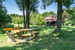un tavolo da picnic in un parco vicino a un albero di Utopia home a Gif-sur-Yvette