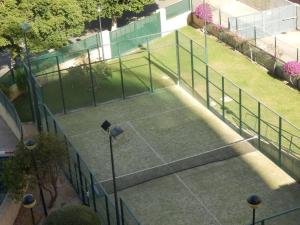 een bovengronds uitzicht op een tennisbaan met een net bij Precioso apartamento en complejo residencial con piscina,barbacoa y pista de padel. in Villajoyosa