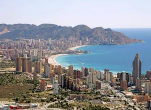 een luchtzicht op een stad en een strand bij Precioso apartamento en complejo residencial con piscina,barbacoa y pista de padel. in Villajoyosa