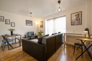 a living room with a couch and a table at Perfect 1 bed flat in London